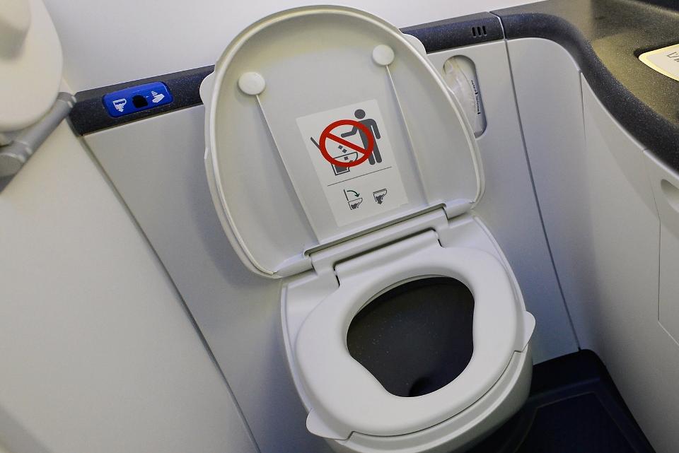 波音等航空公司推出脚踩冲水和感应冲水马桶