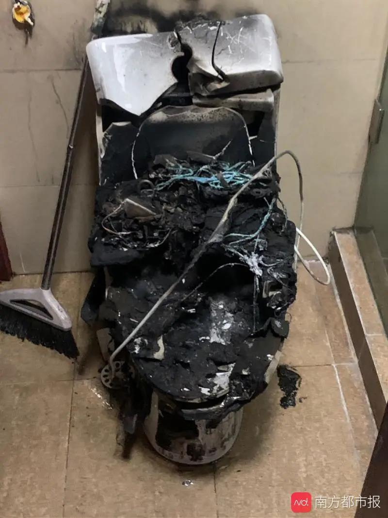 家中智能马桶盖突然自燃，全屋熏黑！惨不忍睹