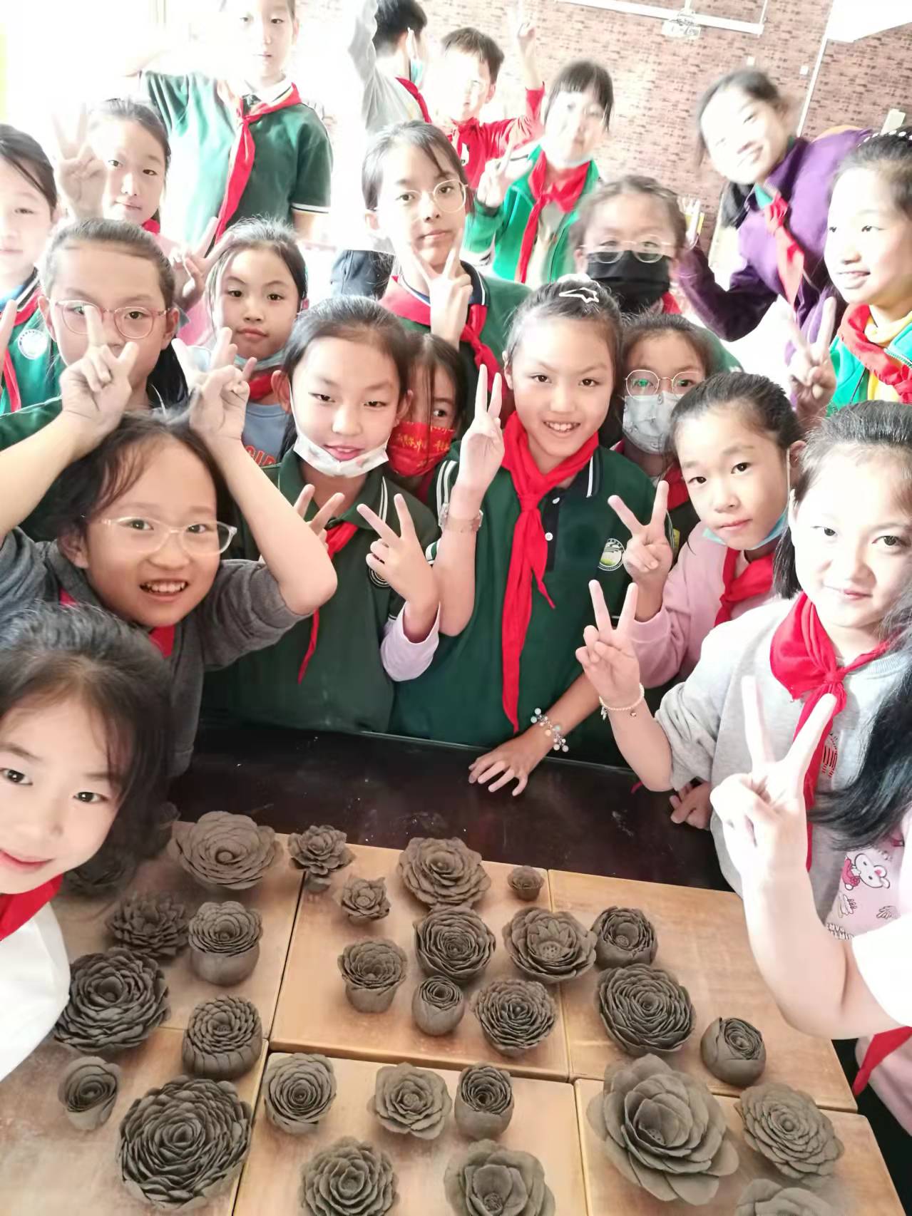盛世长安小学陶艺社团手捏“陶花”祝全体女老师节日快乐