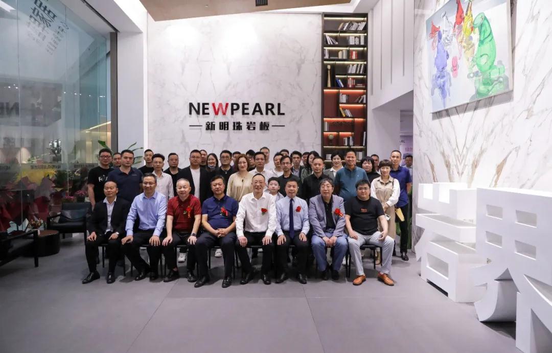 新明珠岩板郑州店开业暨北区峰会举行