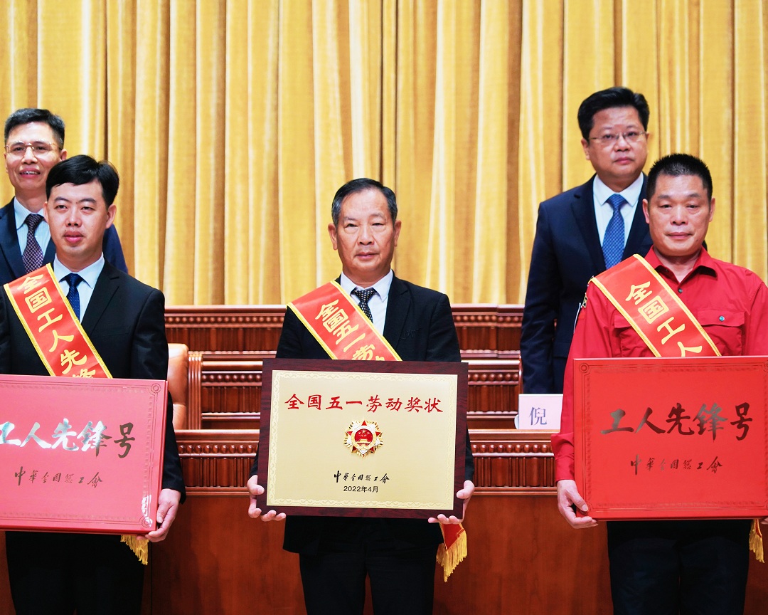 新明珠集团荣获“全国五一劳动奖状”