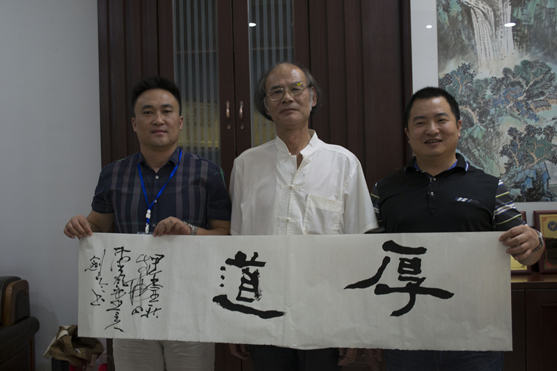 金艾陶品牌营销总监刘鸿瑞（右）、营销总经理罗胜（左）与中国书法家张建岑合影