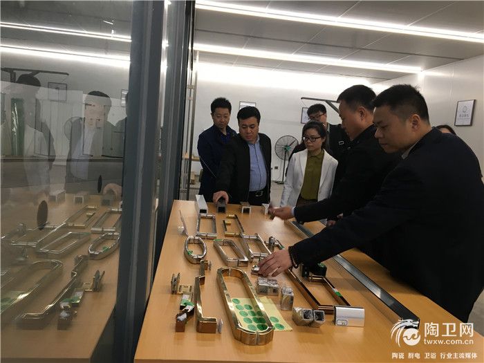 参观工厂.jpg