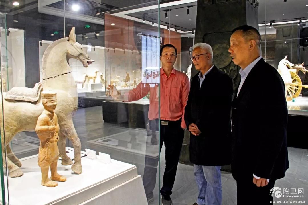 天津外国语学院汉学院原院长郑铁生教授参观汉陶专题馆2.jpg