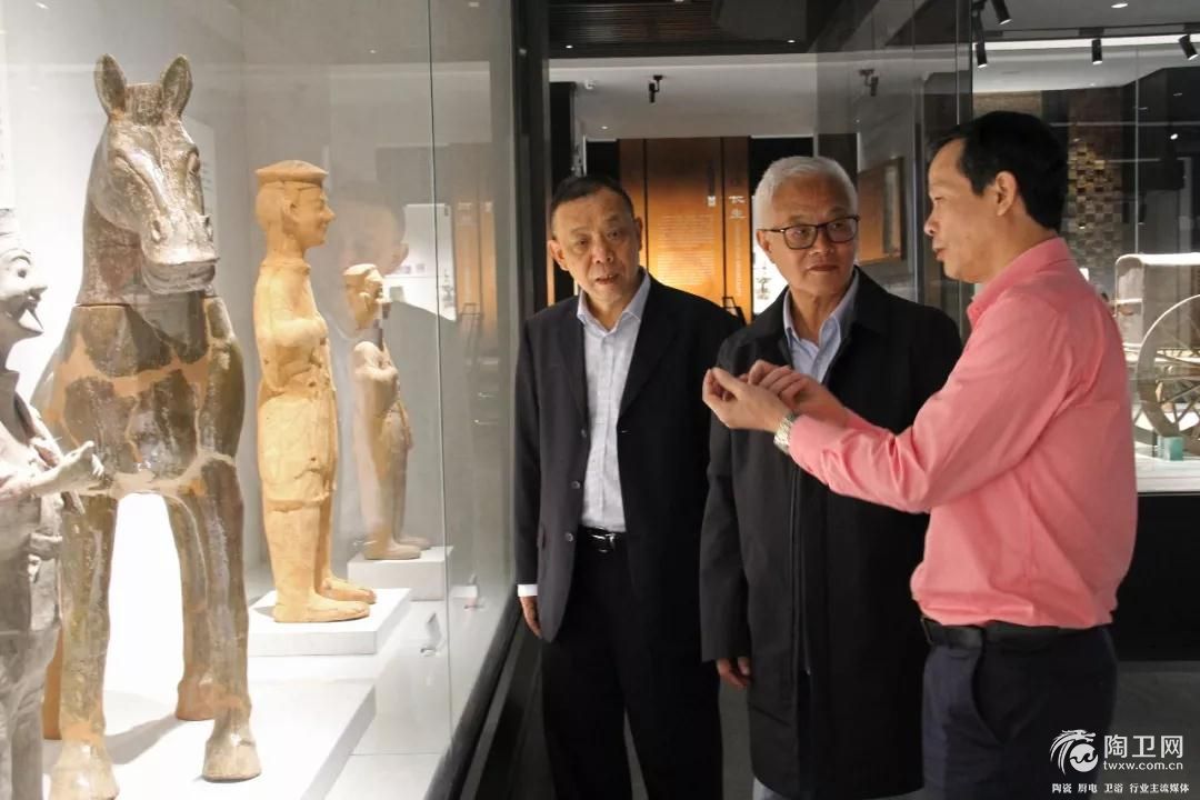 天津外国语学院汉学院原院长郑铁生教授参观汉陶专题馆3.jpg
