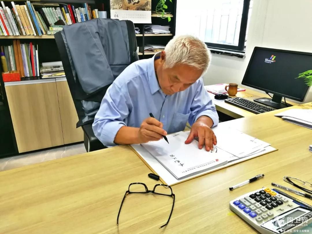 天津外国语学院汉学院原院长郑铁生教授参观汉陶专题馆5.jpg
