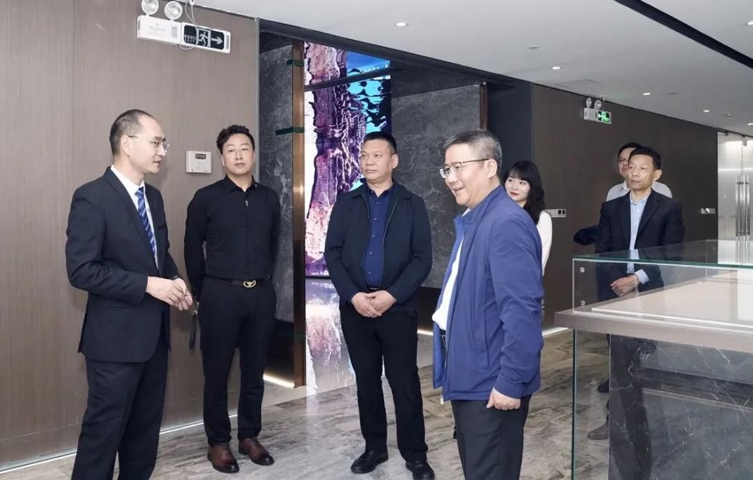 陕西省丹凤县委常委、副县长张海毅一行莅临冠军磁砖华南营销中心6.jpg
