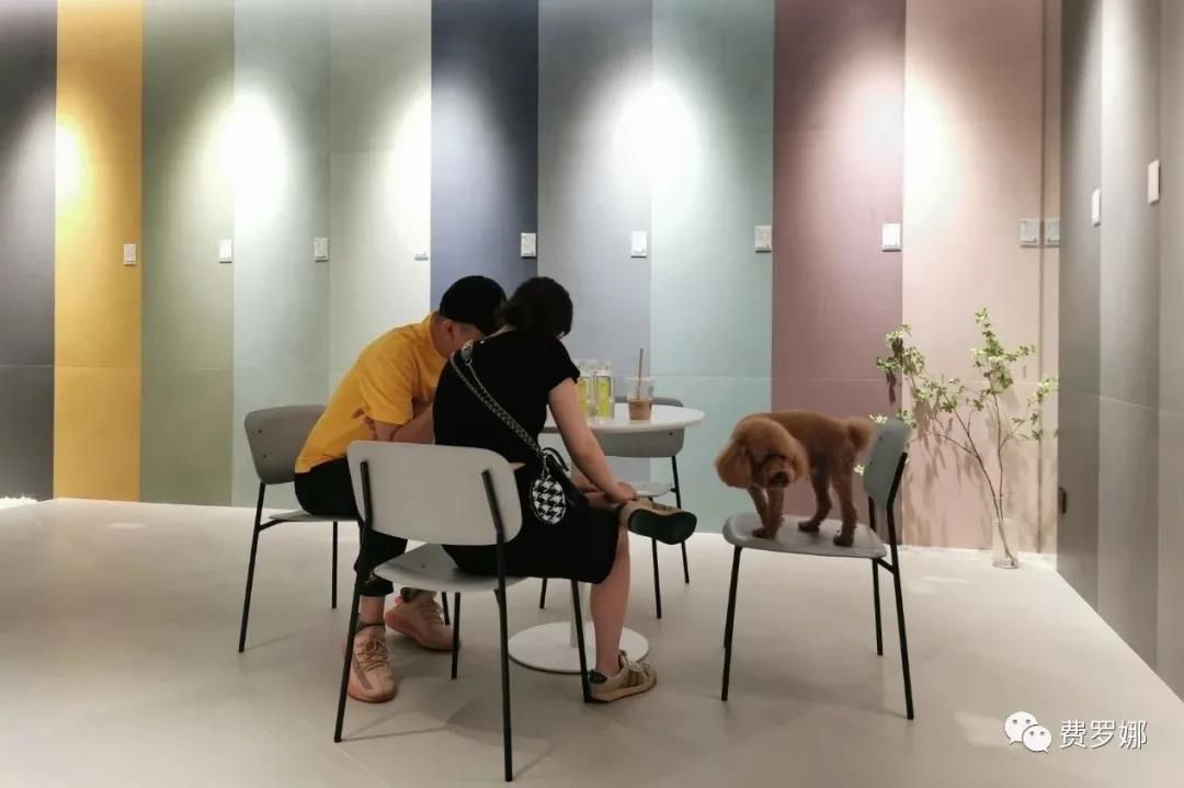 客户正在选购费罗娜水泥瓷砖（台州店）.jpg