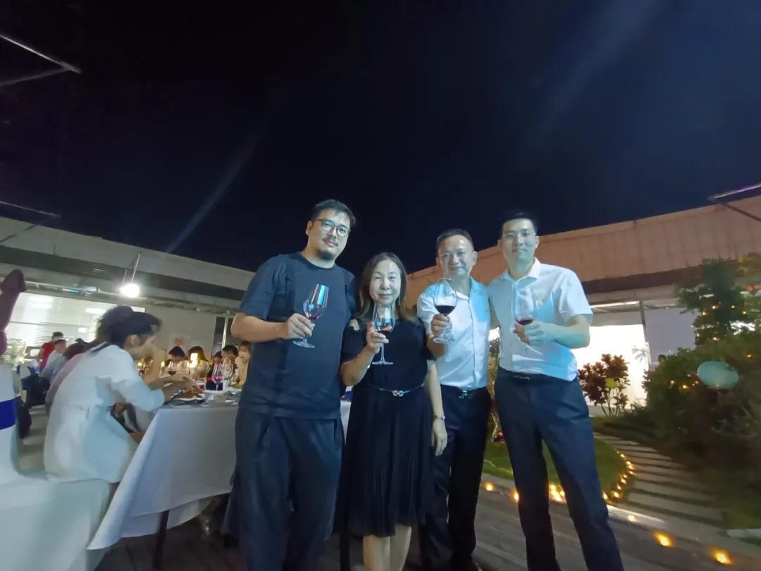 领导嘉宾为晚宴祝酒.jpg