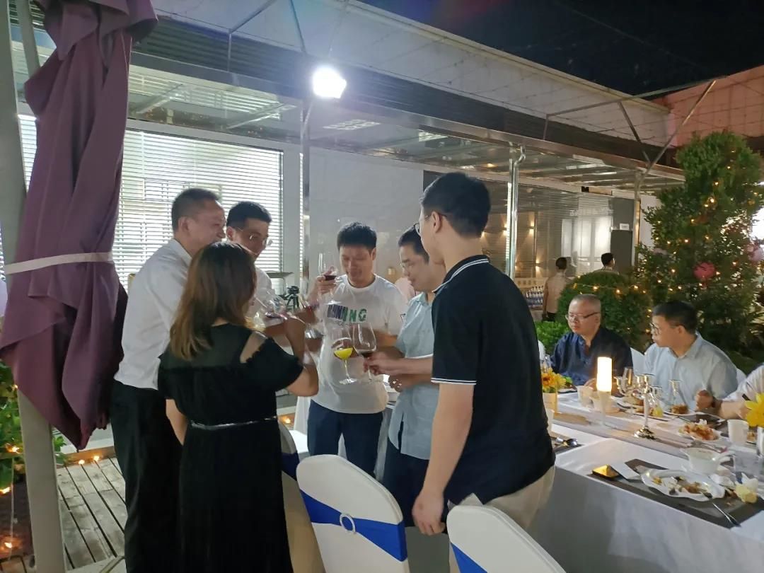 嘉宾们举杯畅饮.jpg