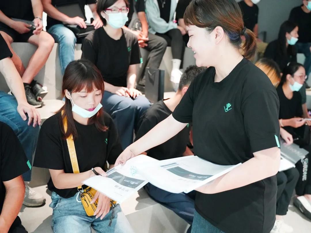 冠军品牌赋能中心培训部经理李悦开场派发学习资料.jpg