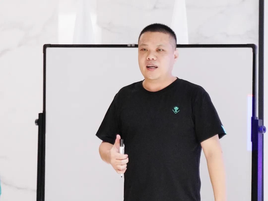 冠军岩板营销中心C端加盟部总监刘显亮.jpg