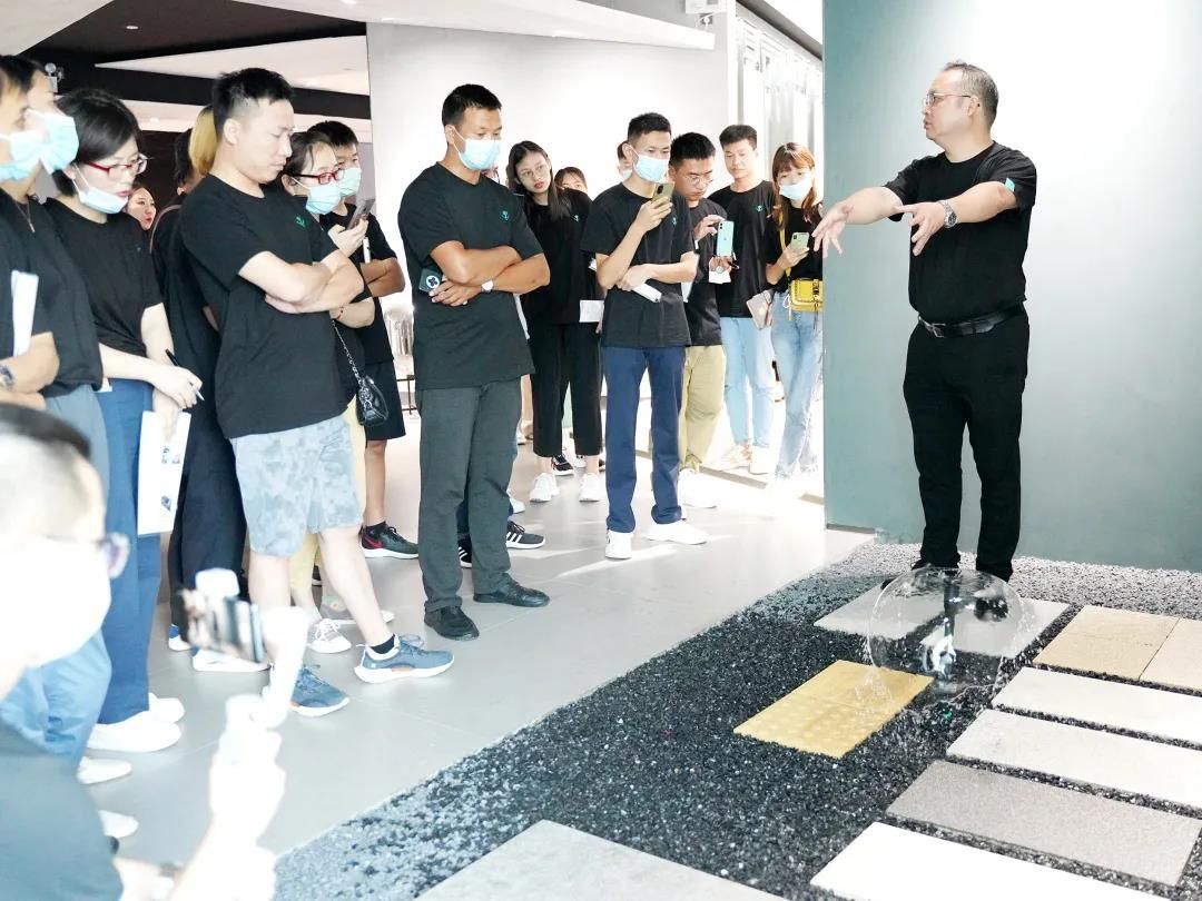 零售营销中心研销副总杨奎彬现场演示2.jpg