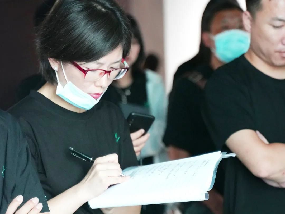 学员们认真学习记录.jpg