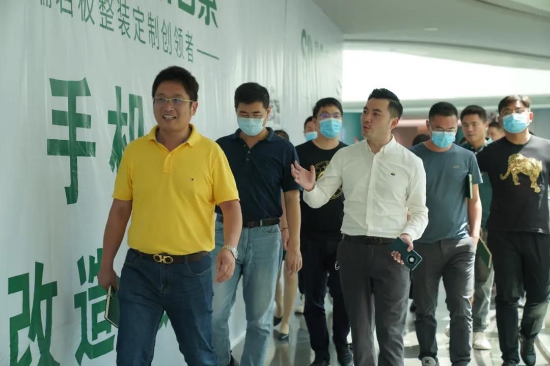 参观新岩素岩板美学展厅.jpg
