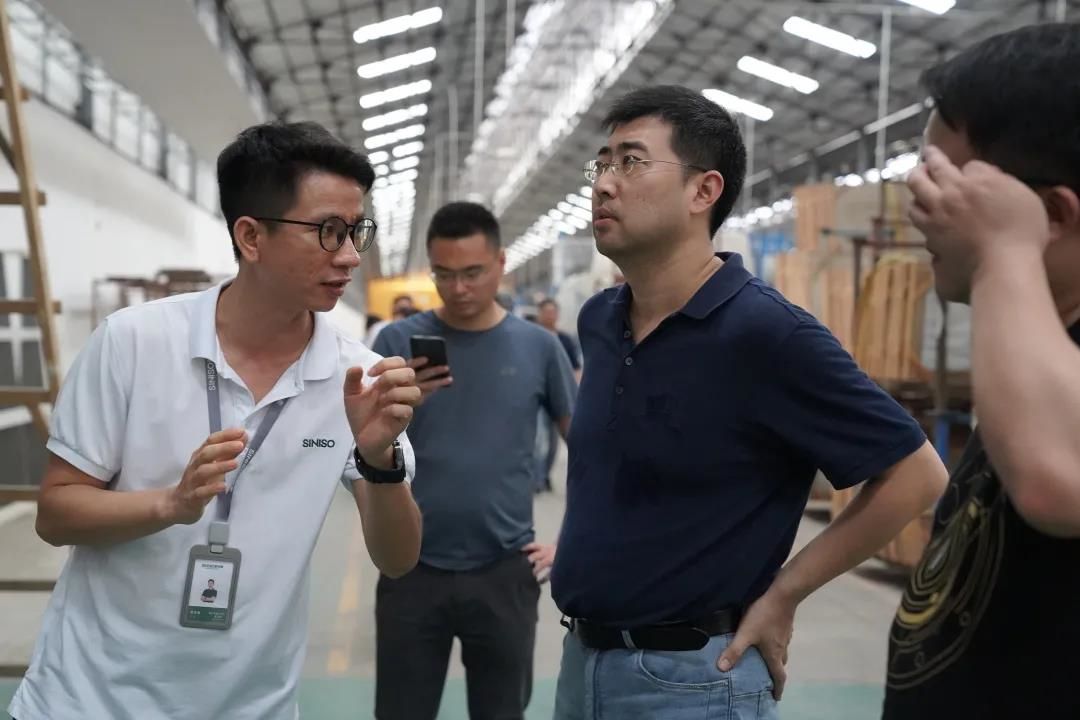参观新岩素岩板复合加工中心.jpg