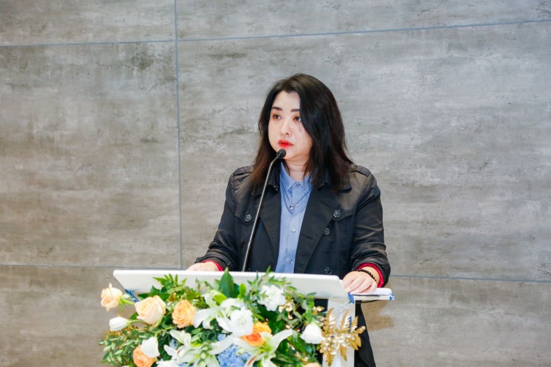 黄彩雁.jpg