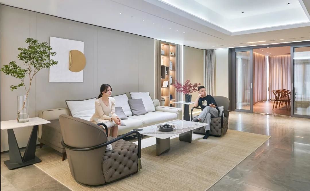 鹰牌陶瓷客厅地面可以用陶瓷，沙发背景墙用硅藻泥科技护墙板.jpg