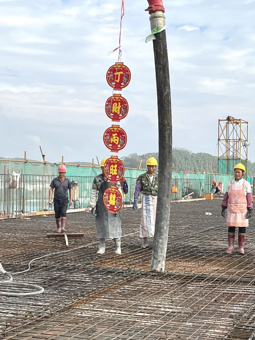 品类冠军布局智能制造，富兰克浴室柜第6栋厂房封顶大吉2.jpg