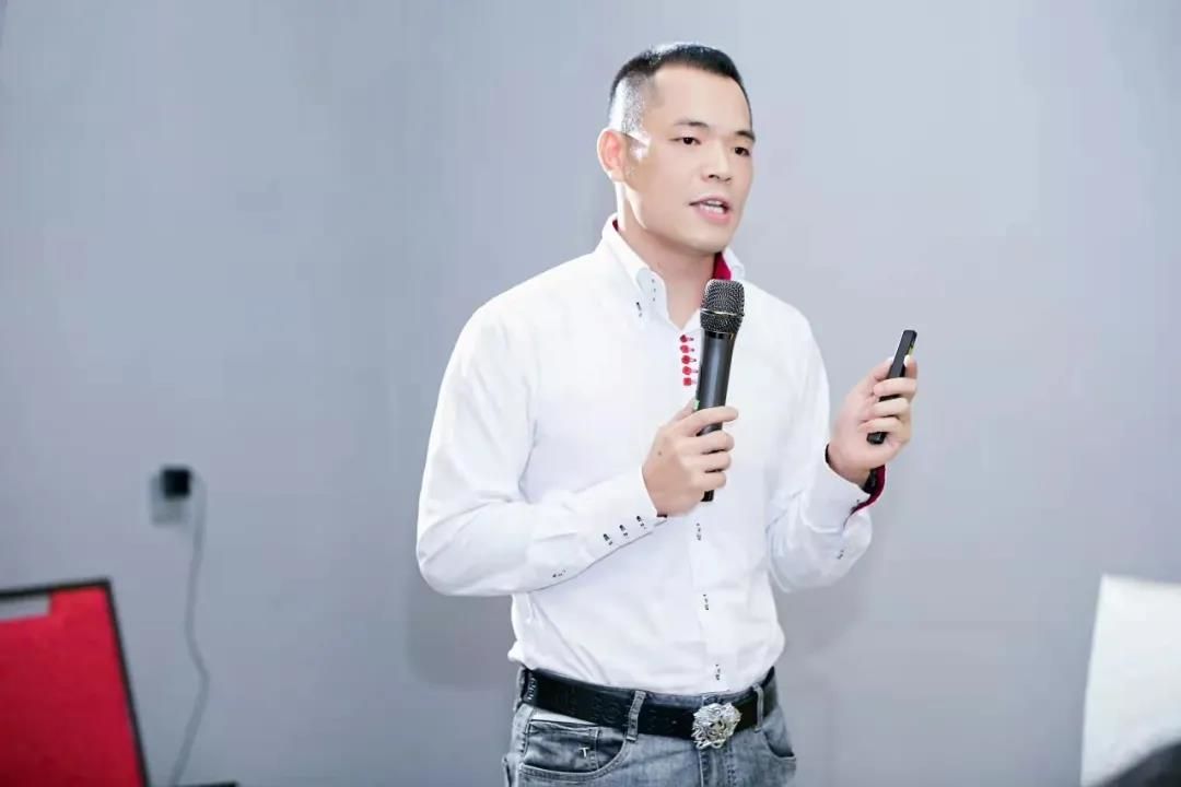 巴黎世家瓷砖创始人兼董事总经理邓贤志.jpg