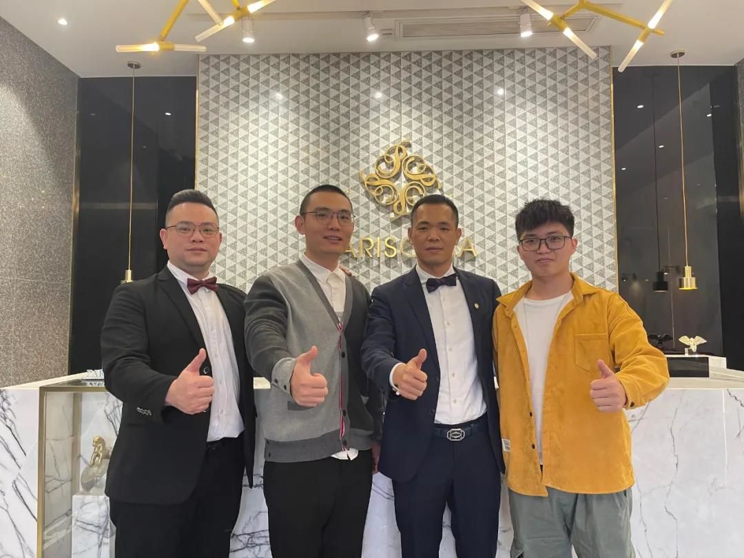 巴黎世家瓷砖创始人兼董事总经理邓贤志（右二）营销推广总监谭耀兴（左一）陶瓷资讯运营总监喻月明（左二）陶瓷资讯记者林小雄（右一）.jpg