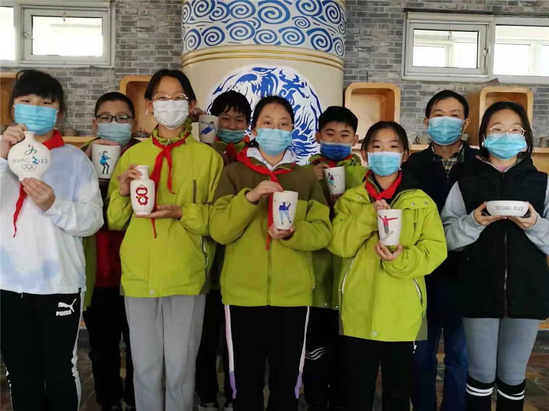 盛世长安小学陶艺社团“巧手迎冬奥，一起向未来”手绘陶瓷创作活动 (1).jpg