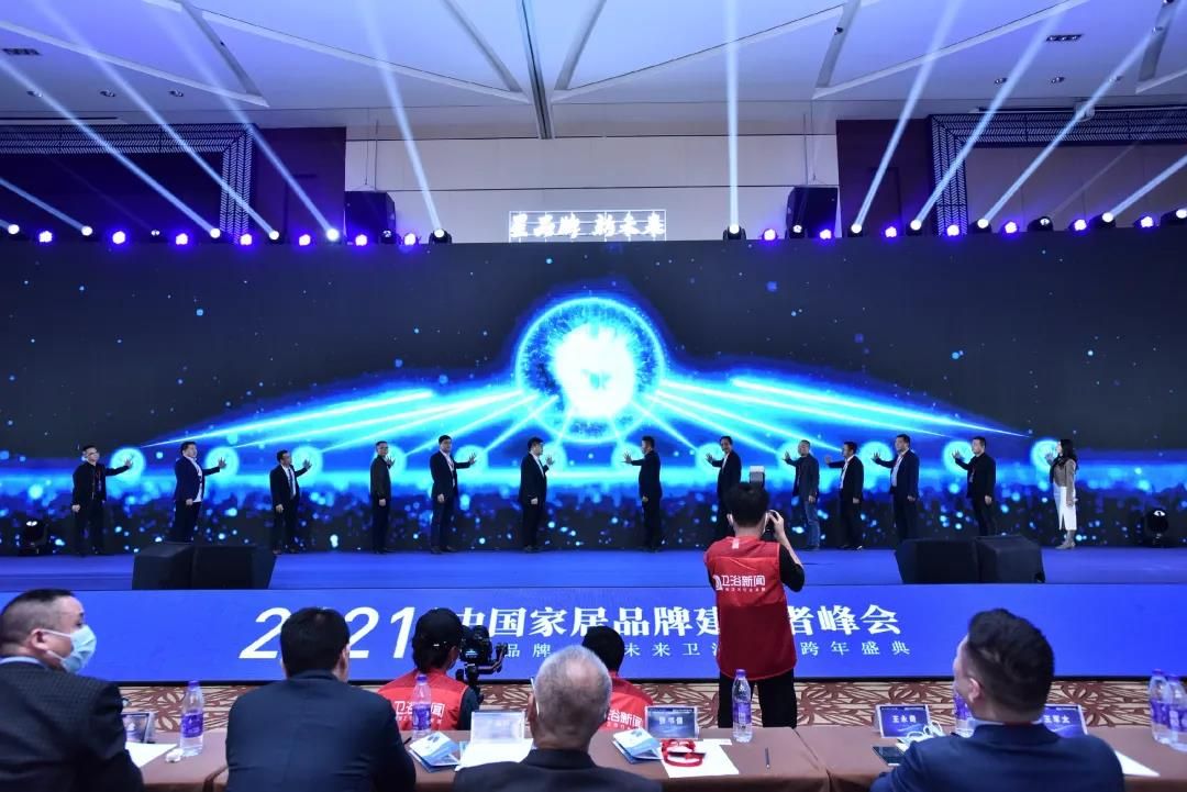凯立淋浴房斩获“金匠心奖”1.jpg