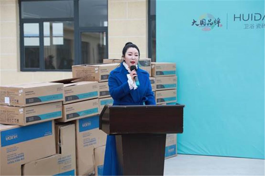 惠达王佳：回馈乡梓，敬老有我 (4).jpg