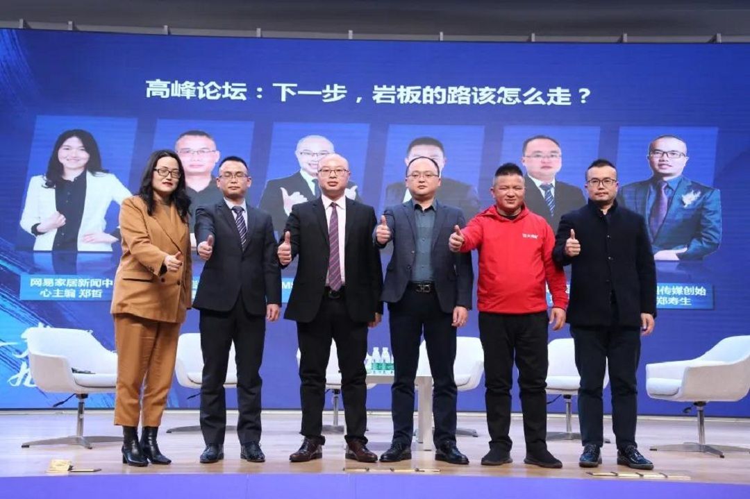 对话合影.jpg