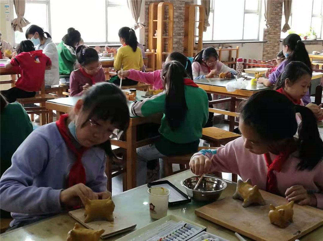 非遗小传人——盛世长安小学陶艺社团捏制生肖“泥老虎” 欢乐迎新年 (5).jpg