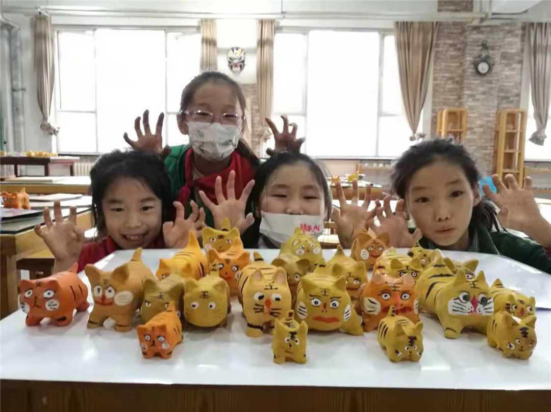 非遗小传人——盛世长安小学陶艺社团捏制生肖“泥老虎” 欢乐迎新年 (4).jpg