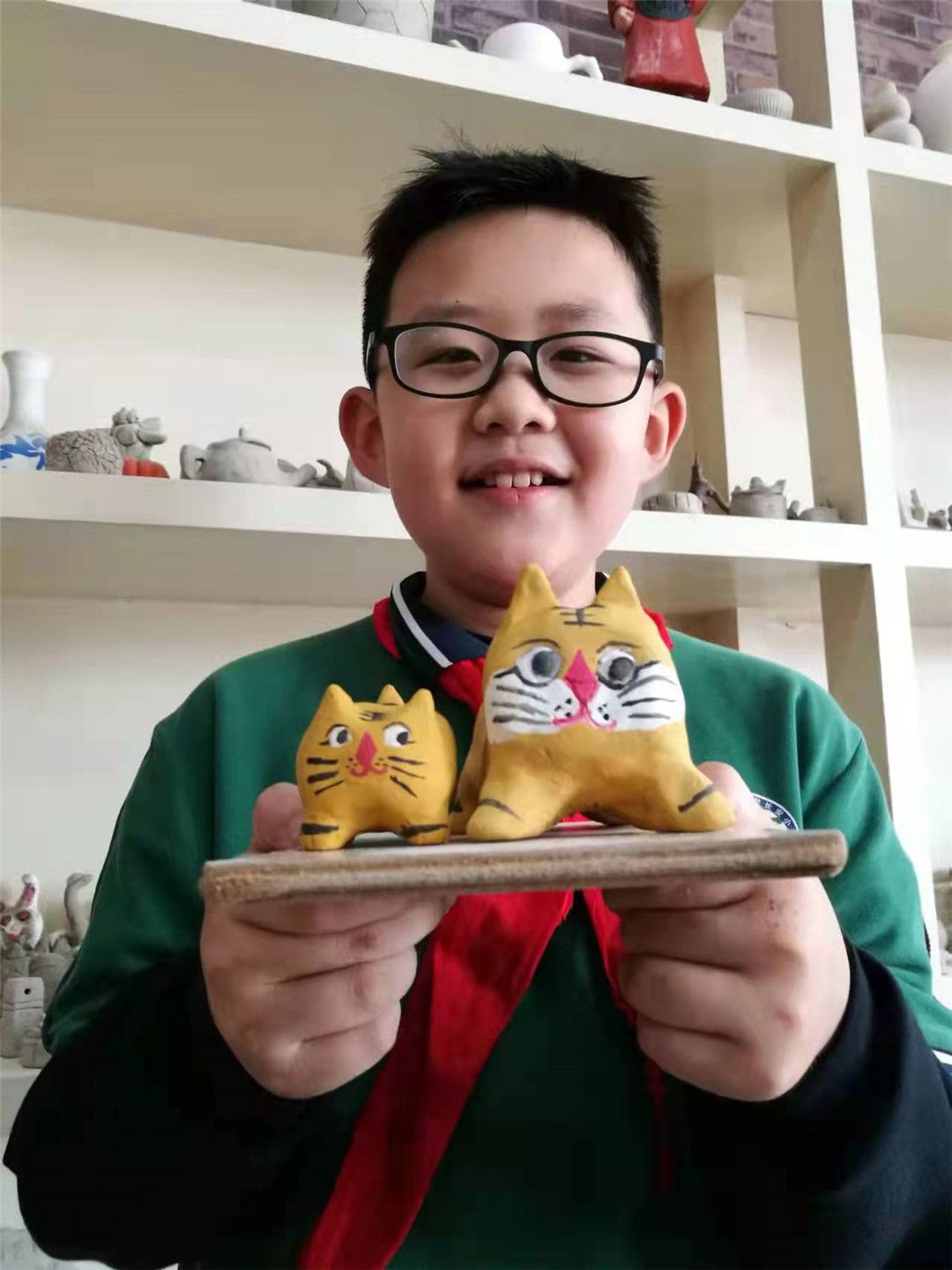 非遗小传人——盛世长安小学陶艺社团捏制生肖“泥老虎” 欢乐迎新年 (3).jpg