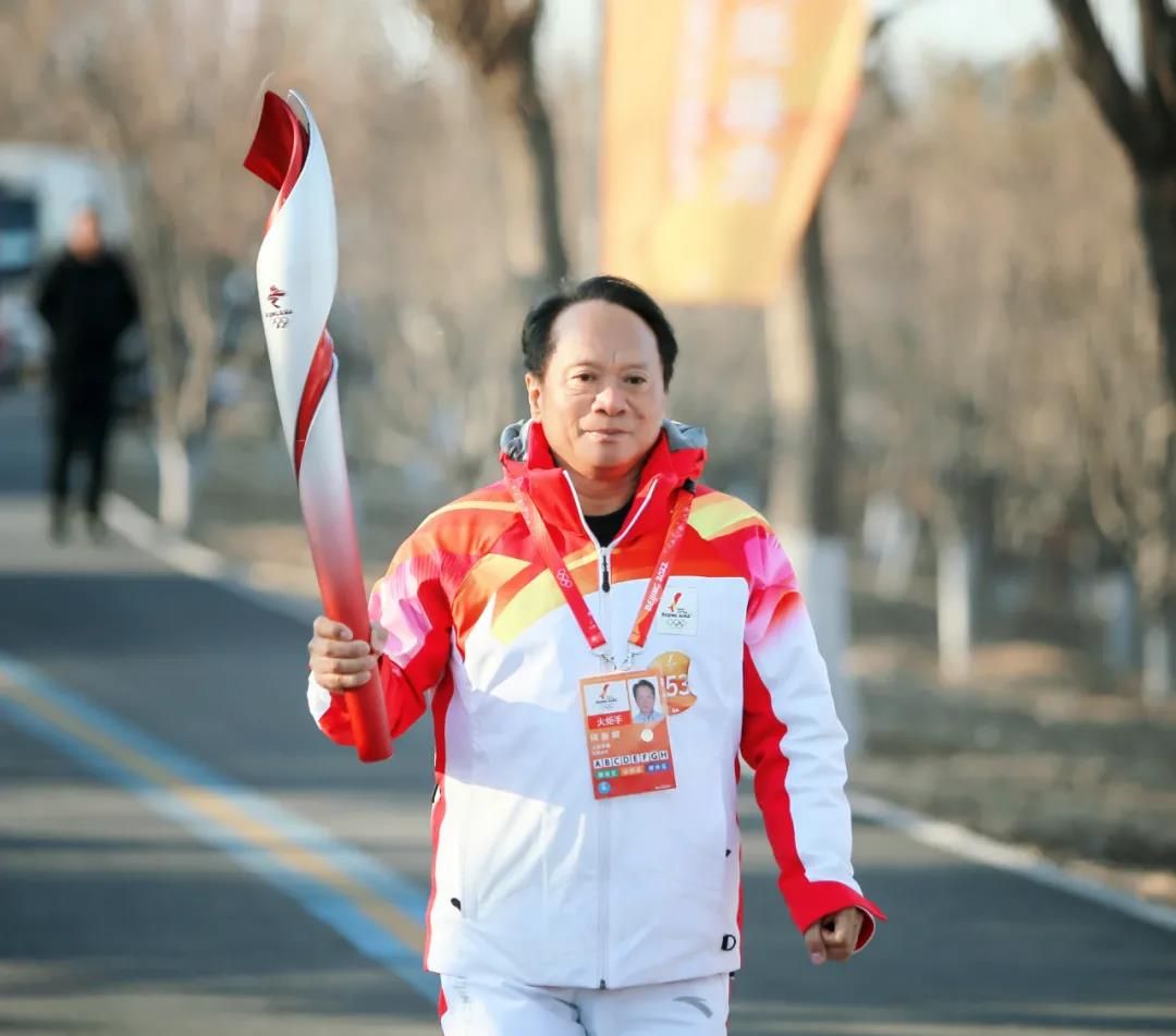 东鹏控股董事长何新明参加北京冬奥会火炬接力6.jpg