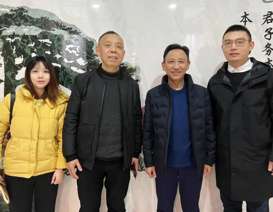 从左到右为：陶瓷资讯创始人喻镇荣（左二）、简一集团董事长李志林（右二）、陶瓷资讯首席运营官喻月明（右一）.jpg