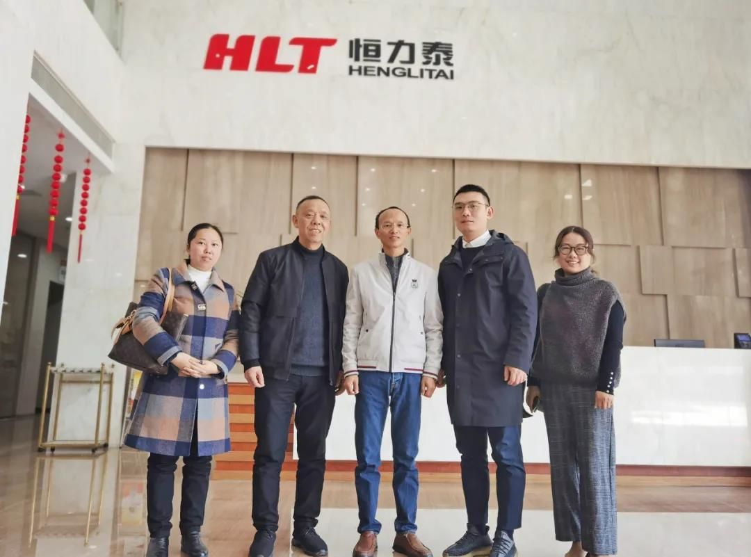 从左到右为：陶瓷资讯副主编汪蓉（左一），陶瓷资讯创始人喻镇荣（左二），科达制造、恒力泰总经理杨学先（中），首席运营官喻月明（右二），陶瓷资讯主编赵梦笑（右一）.jpg