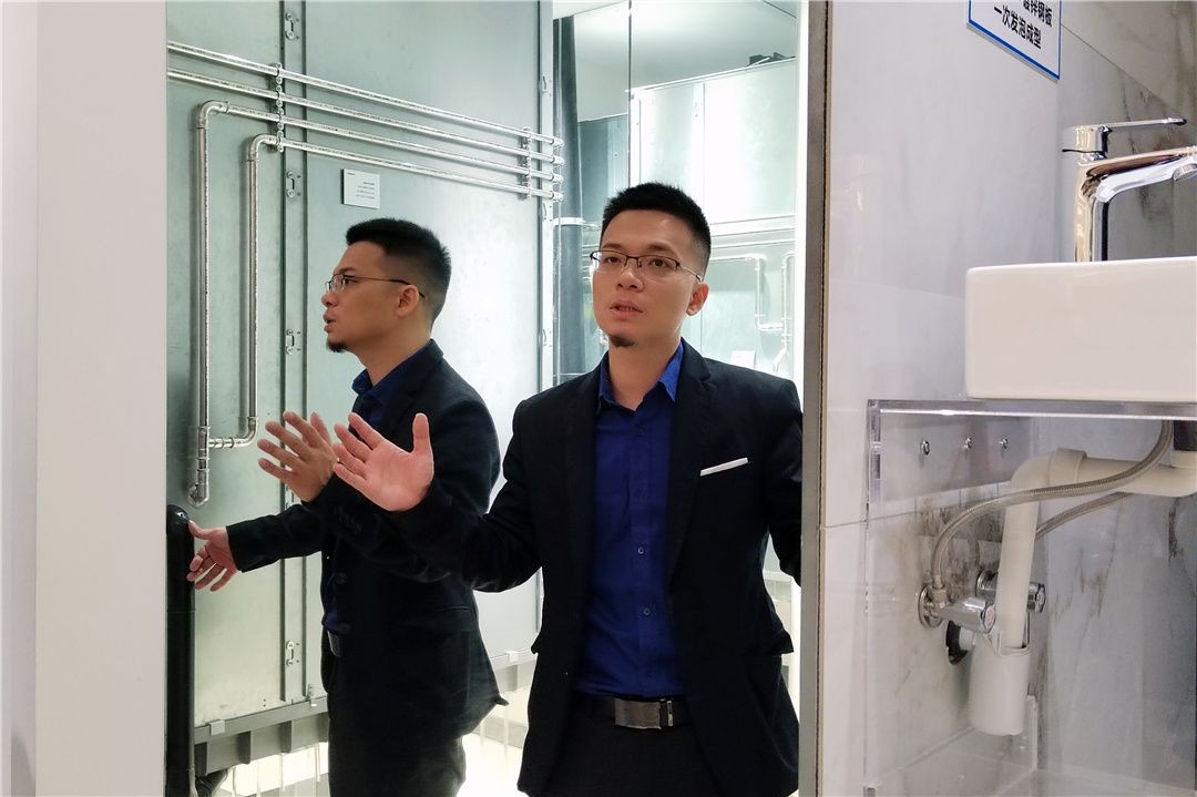 05 英皇集团董事长助理邱铭华现场介绍装配式卫浴.jpg