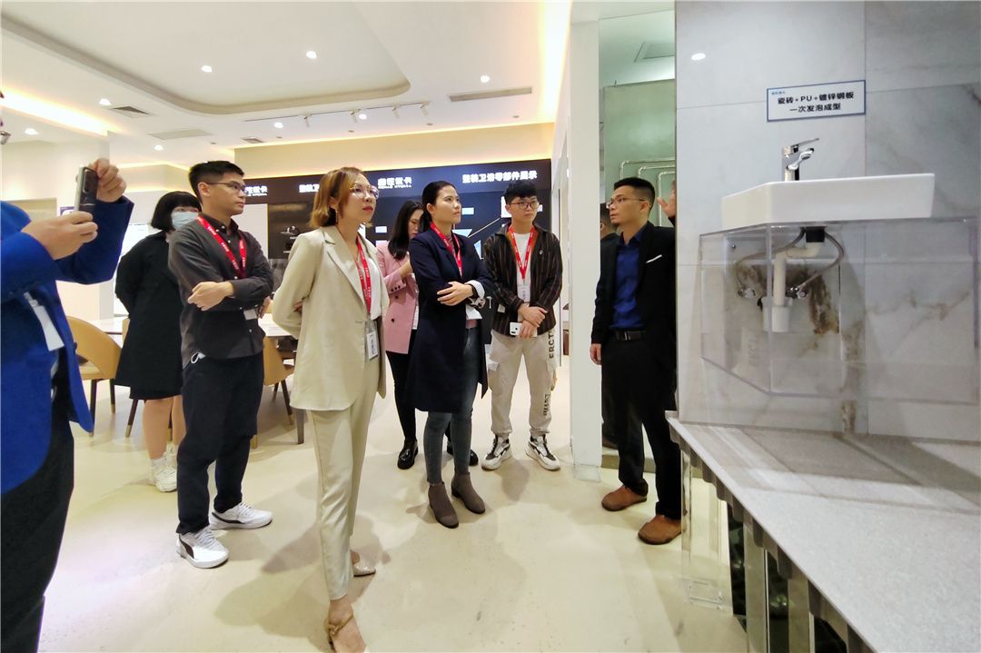 06 媒体参观装配式卫浴展示.jpg