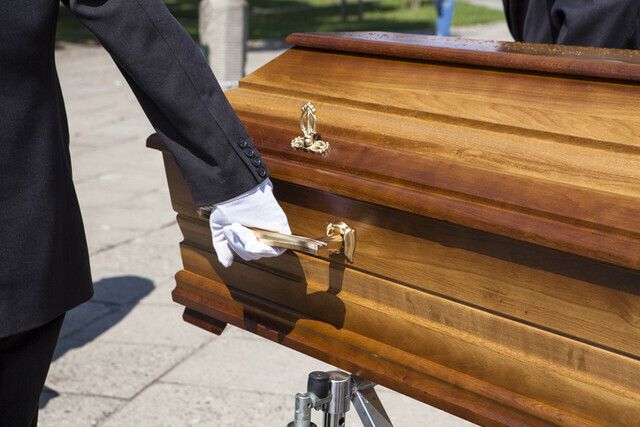 新冠死亡人数增加导致韩国棺材短缺.jpg