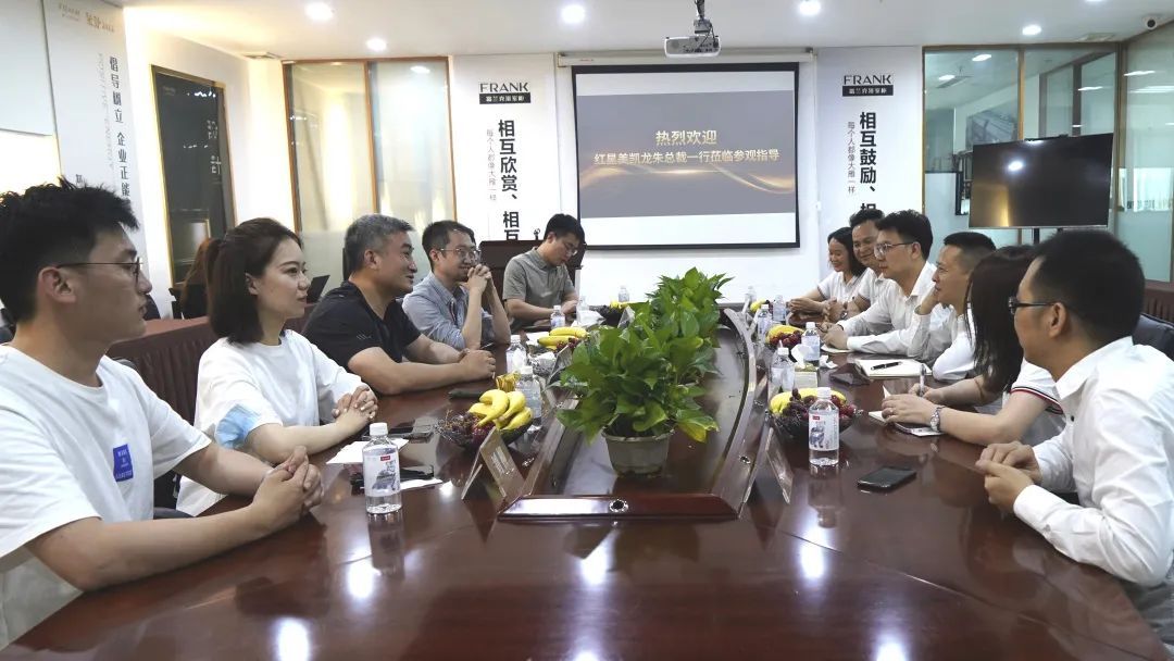 红星美凯龙总裁朱家桂先生莅临富兰克浴室柜参观交流2.jpg