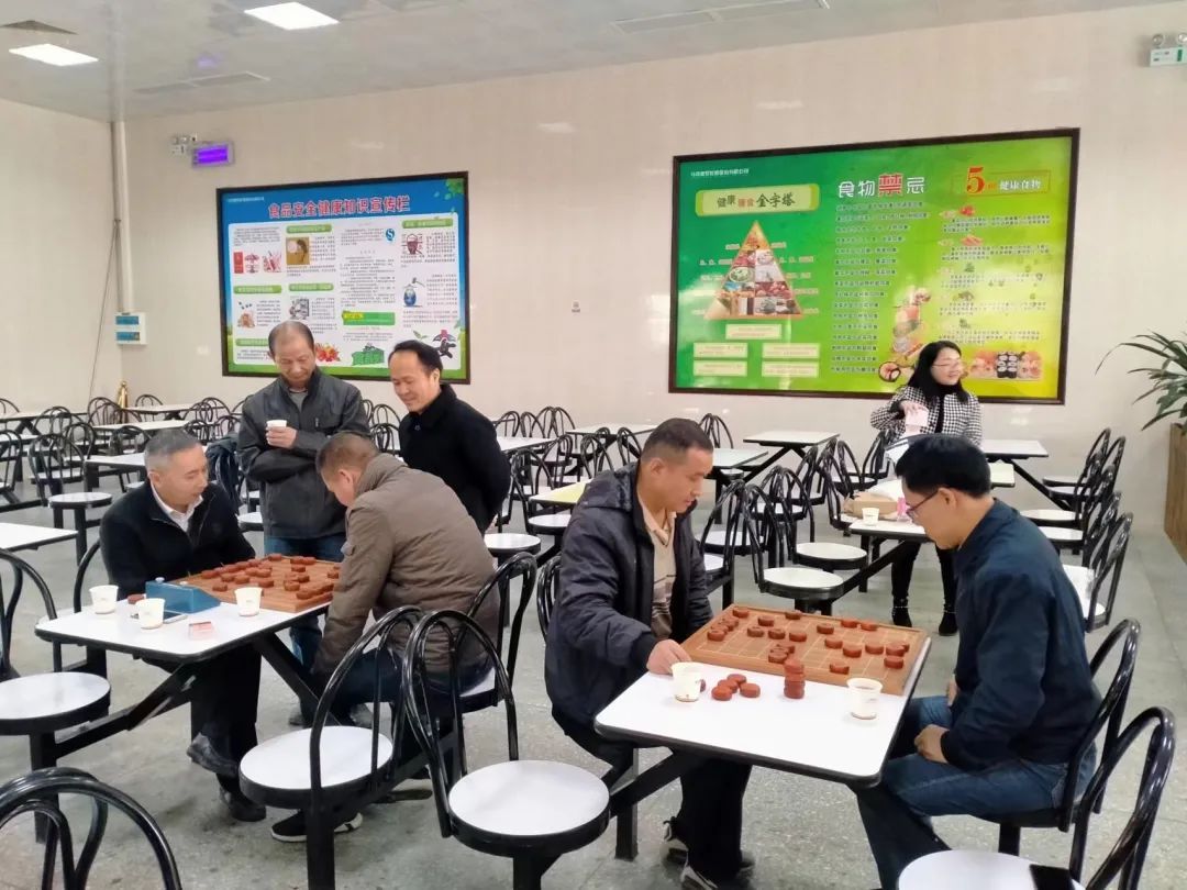 象棋爱好者正在切磋棋艺.jpg