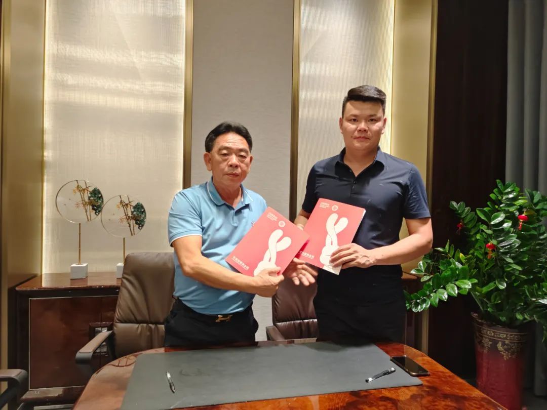 白兔瓷砖山东临沂运营中心成功签约.jpg